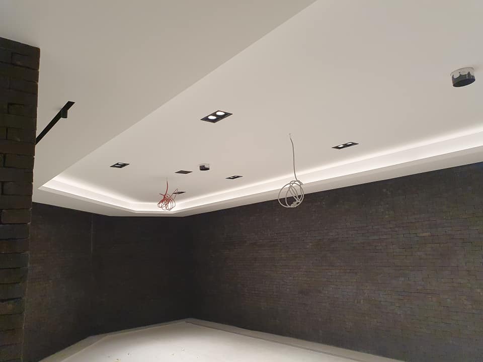 Faux plafond avec eclairage LED indirect et murs en briquettes decoratives