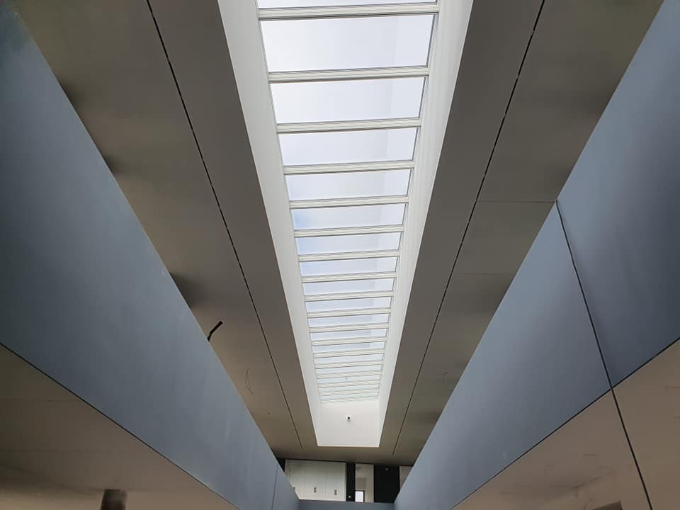 Peinture et finitions batiment commercial avec verriere et lumiere naturelle