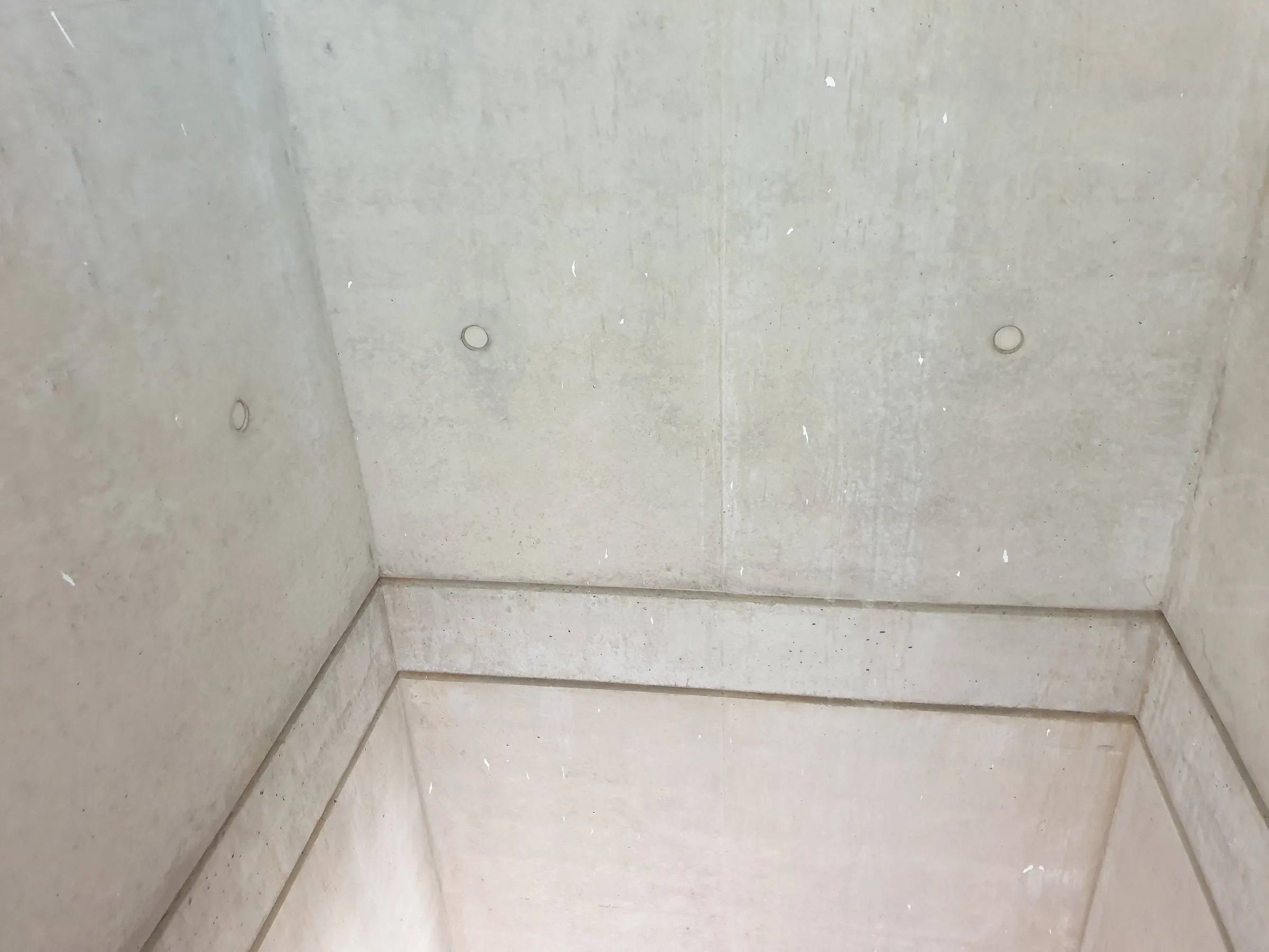 Enduit beton cire avec finition lisse et spots encastres