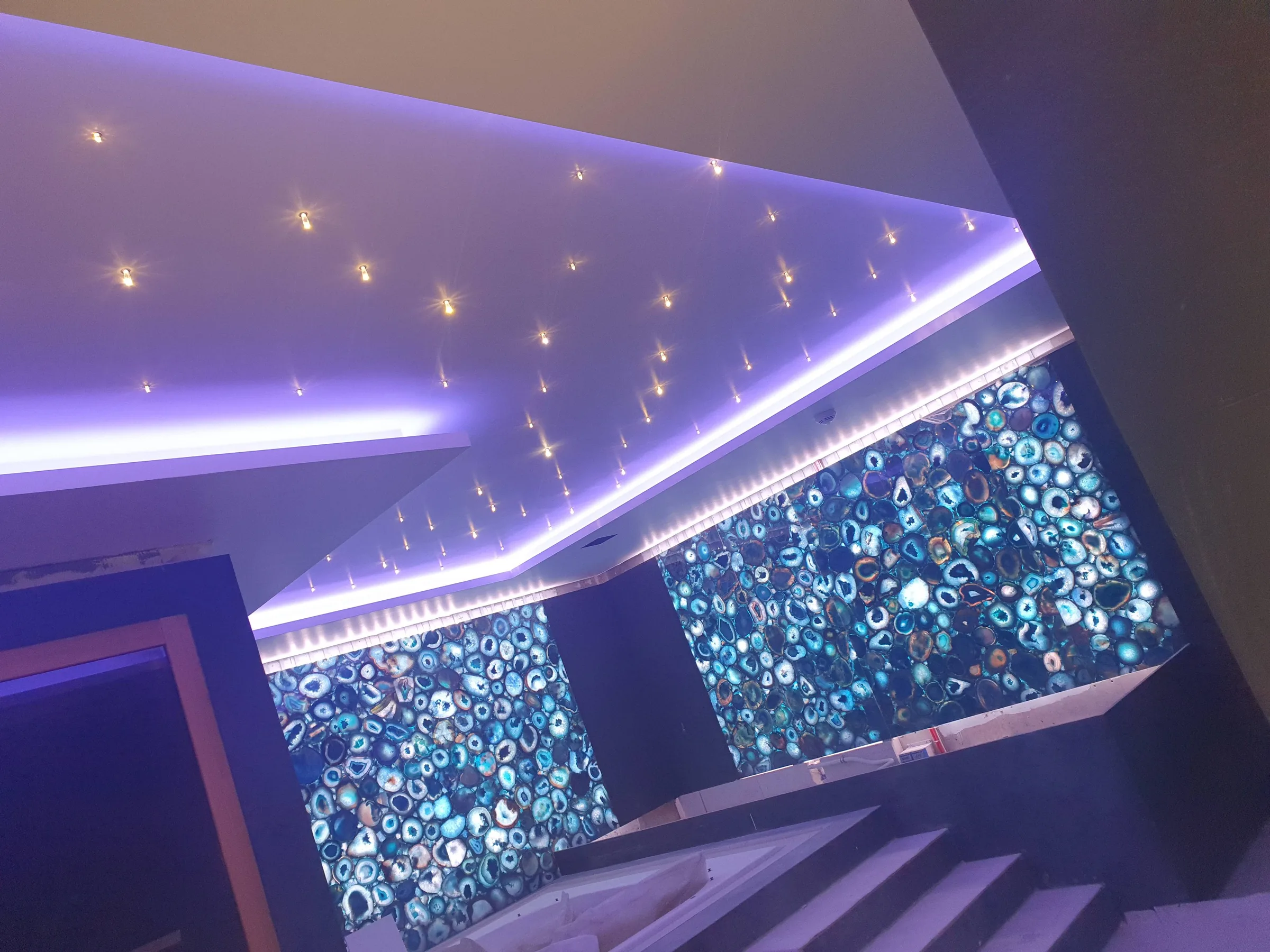 Panneaux en pierre d'agate bleue retro-eclaires avec plafond ciel etoile